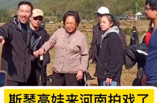 71岁斯琴高娃现身拍戏，面色苍白腿脚不稳，却被骂太会捞金？