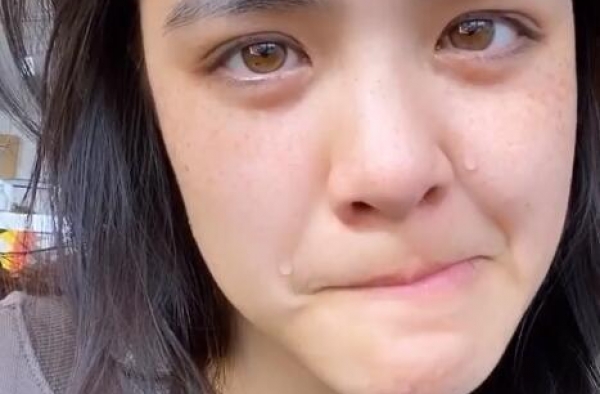 钟丽缇女儿因失恋情绪低落？在线跪地抱头痛哭，自述压力无法释放