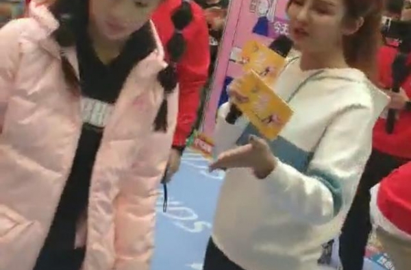 田亮12岁女儿出席商演捞金，不见爸妈陪伴，网友嘲讽：憨憨傻傻
