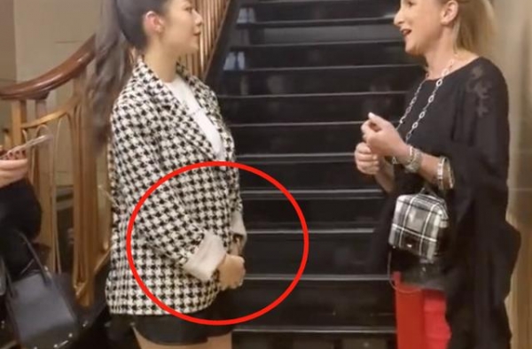 官宣怀孕后，吉娜54cm“蚂蚁腰”不见了，穿厚外套也难掩孕味