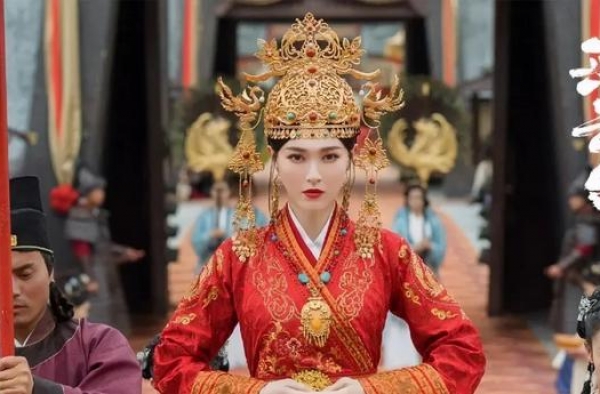 《燕云台》37岁唐嫣硬凹俏皮少女，失去滤镜脸部水肿，何苦呢？