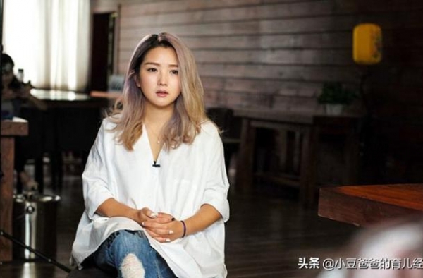何洁直播自爆养育4个娃压力大，接不到工作，网友：太能生了