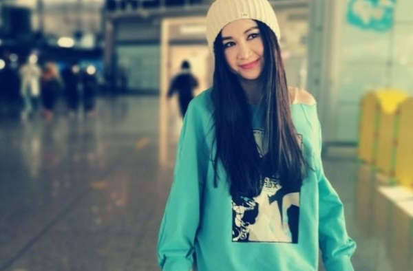 温碧霞终于不穿连衣裙，露肩卫衣配短裤洋气少女，“筷子腿”抢镜