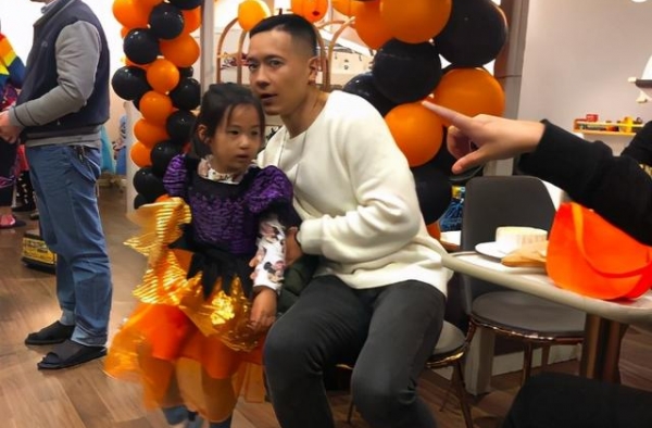 高云翔现身董璇餐厅，搂着女儿不松手，皮肤黑留寸头被认错成经理