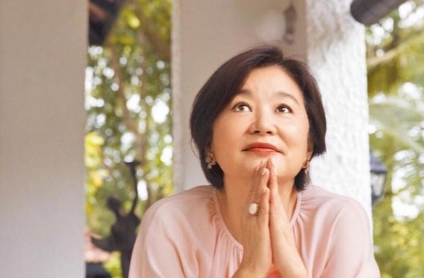 林青霞近照曝光！一身休闲黑衣陪友人漫步，真不像66岁的老太太