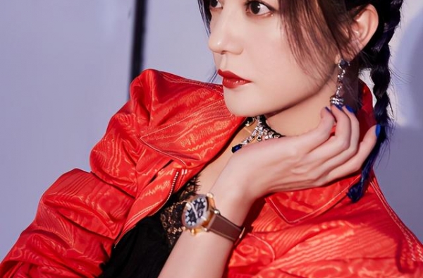 赵薇瘦身后堪比“整容”，皮肤如婴儿般水嫩，完全看不出44岁