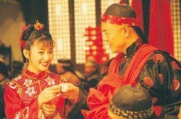 她是回族第一美人，与张铁林同居多年，嫁大23岁老公幸福美满