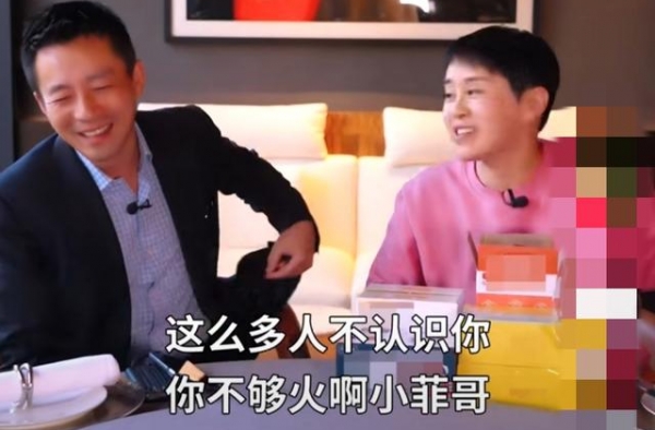 大s老公汪小菲直播，表情僵硬不自然，还遭网红调侃：你不够火啊