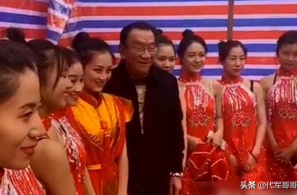 73岁侯耀华近况曝光，曾与郭德纲反目，如今到工地商演让人唏嘘