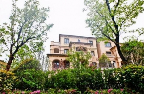 带你参观唐嫣住的豪宅，老公给她做了个超大衣帽间，看得出很幸福