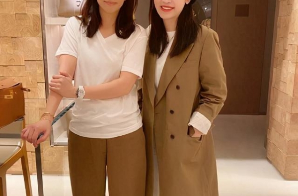 袁咏仪素颜出门买包，张智霖随从吐槽其：住酒店都要选卖包对面的