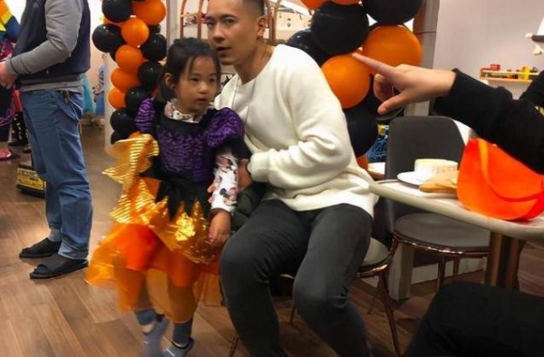 高云翔现身董璇餐厅，怀抱女儿不松手，一改形象被错认成经理