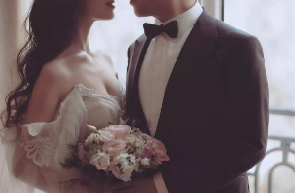 吉娜怀孕6个月不显肚！穿紧身裙侧身站身材凹凸有致，不像准妈妈