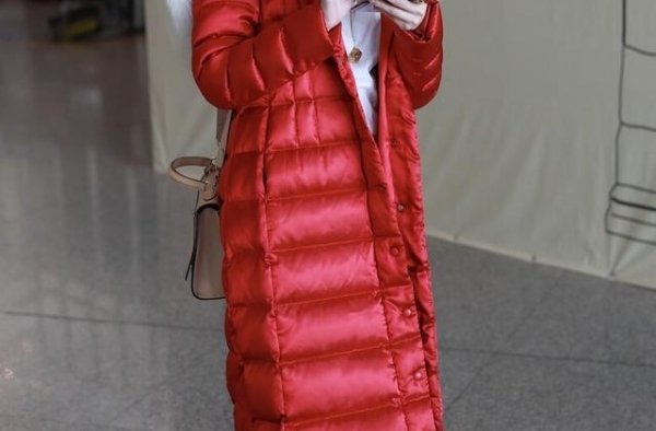 金莎一袭红色长款羽绒服亮相北京机场，如此惊艳的私服穿搭好抢眼
