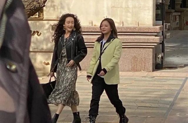 生图同框赵薇状态佳，却被大脑门抢镜！王鸥该怎么“拯救”发际线