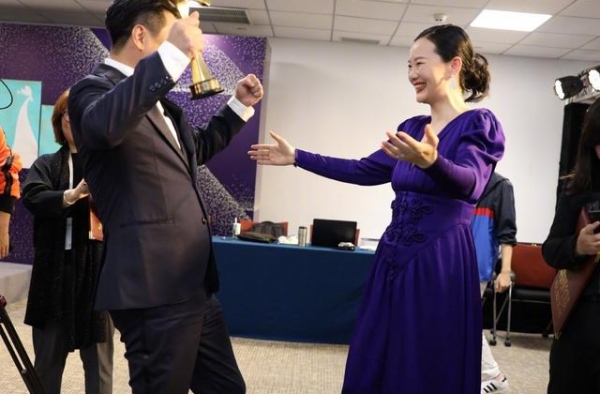 倪妮虽没得奖，可穿得比咏梅还霸气，为刘诗诗整理裙摆都英气逼人