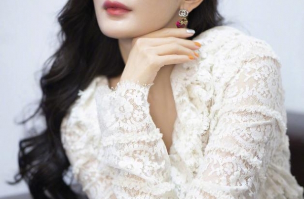 杨幂再次性感露面，蕾丝衫下肌肤清晰可见，她女儿看到会怎么想