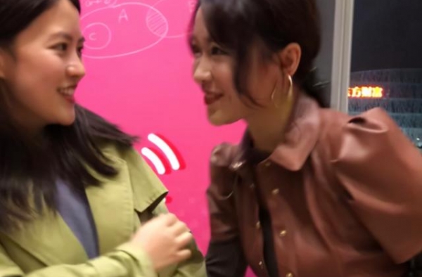《心动的信号》结束后聚餐，女四被男嘉宾包围，姚沐希却坐在角落