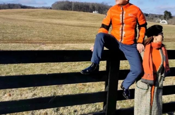 周立波和老婆真恩爱，穿“情侣装”甜蜜依偎，橙色羽绒服时髦减龄