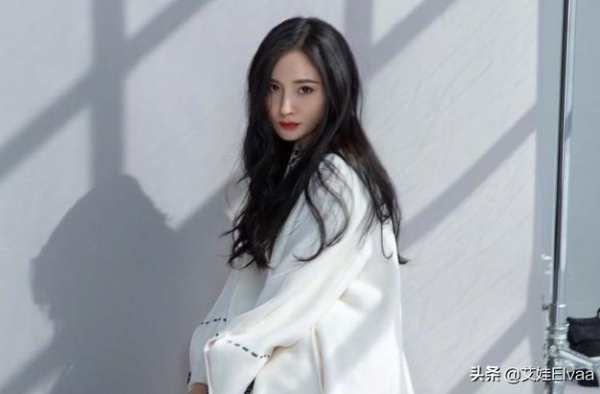 杨幂上故宫穿1万毛衣配平底鞋，166cm竹竿腿看服我了
