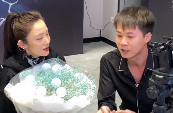 52岁张敏首次现身网红直播间，妆容惨淡难辨认，网友表示认不出