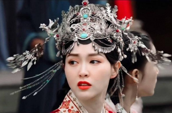还记得“碧游仙子”吗？她因《知否》翻红后，新剧为唐嫣做配角