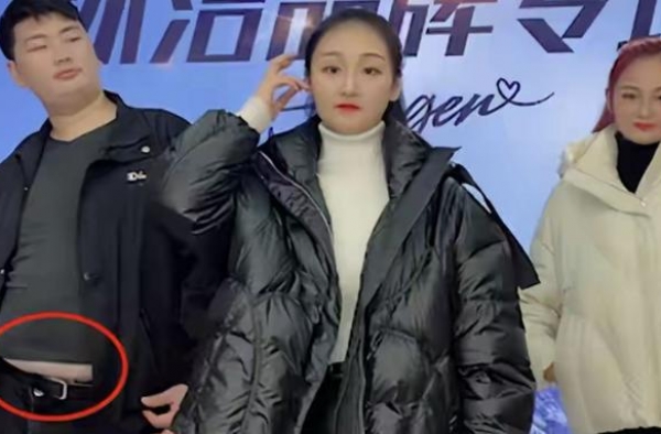 大衣哥19岁儿子、21岁儿媳直播卖羽绒服翻车，网友：太坑爹