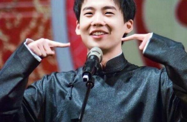 郭德纲的两个儿子外貌差距大，郭麒麟长相帅气，小儿子颜值不高