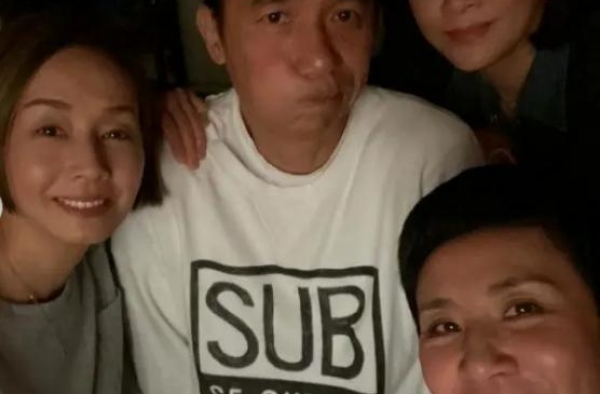 梁朝伟与刘嘉玲罕见同框，满脸皱纹皮肤松垮，疲惫苍老太沧桑