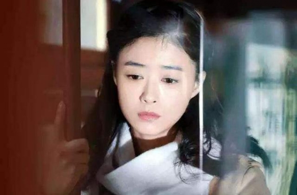 《半生缘》下嫁仇人，借钱打官司离婚，曼桢才是真正的“狠”角色