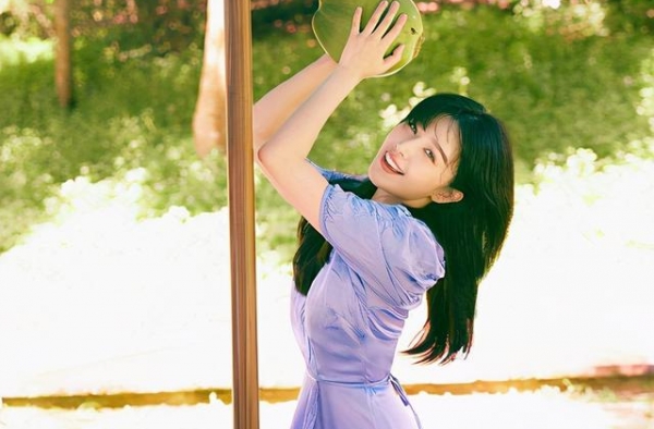 阚清子最新写真大片，穿蓝色丝质长裙，甜美清爽完全看不出30岁