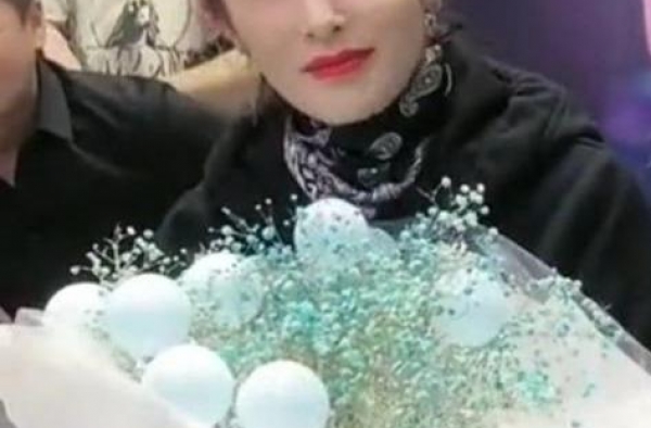 52岁张敏现身网红直播间，妆容惨白显疲惫，网友：女神老了