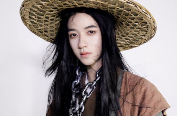 16岁贺峻霖愿赌服输穿JK，看到他短裙下的腿，这是上帝捏的？