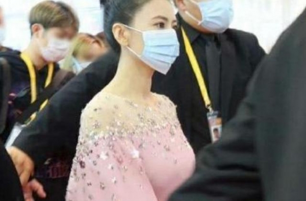 41岁高圆圆近照曝光，身材窈窕状态佳，笑容甜美嫩如小姑娘