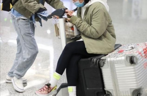 赵奕欢又有新欢？携手男伴走机场变俏皮小女人，同穿情侣装太养眼