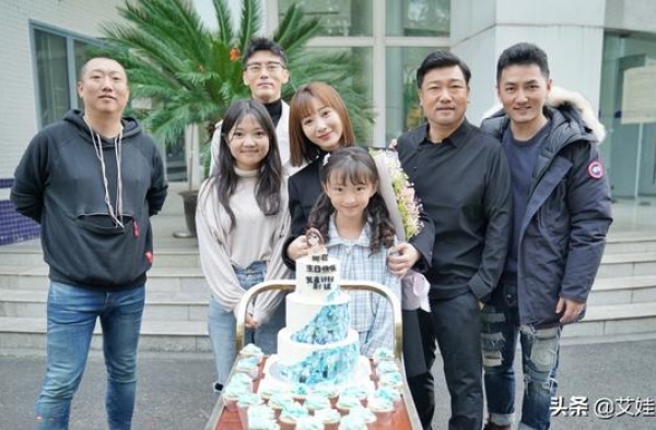 柳岩逛商城真风光，穿风衣配高跟鞋牵5万矮脚马，众人围拍太拉风