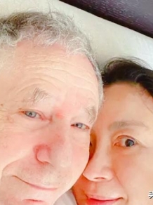 58岁杨紫琼晒与74岁男友亲密照，二人贴脸同框像父女，真幸福