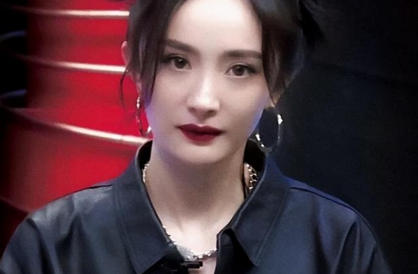 杨幂生图又被扒，丸子头跟精修图差距大，粉丝却还在尬吹少女感