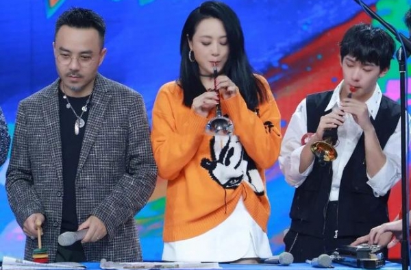 曹颖做客《天天向上》，穿卡通毛衣搭高跟靴，比汪涵高半头尴尬了