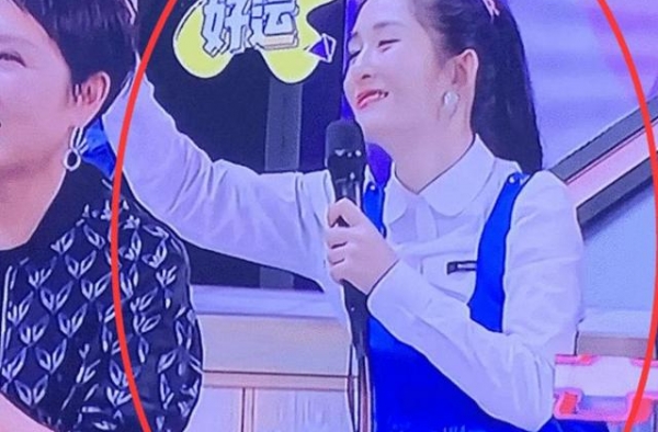 谢娜的孕肚藏不住了，录快本不参与游戏，穿宽松裙遮不住圆肚子