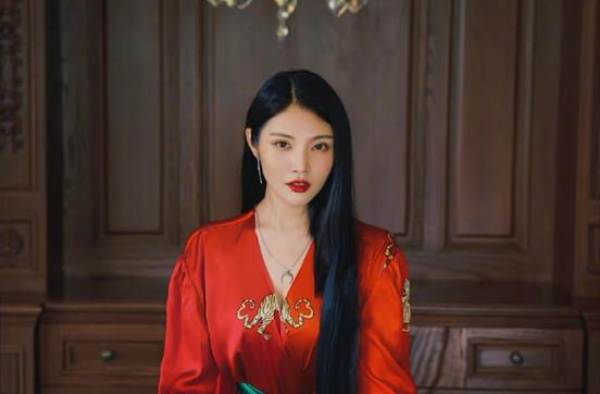 徐冬冬1米黑长直发太亮眼，一袭红裙气场强大，大长腿惹人羡慕