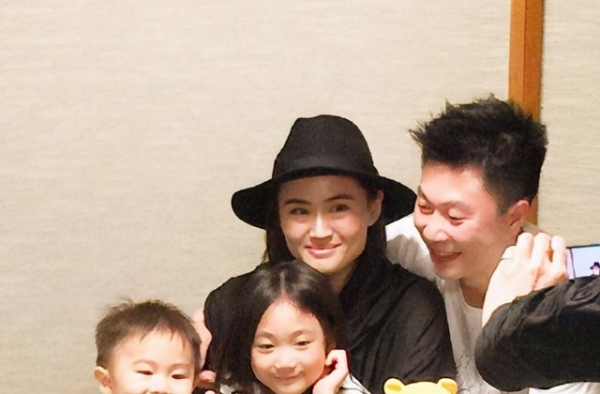 被传怀三胎后李小鹏妻子发视频穿着宽松出镜，与网友互动否认怀孕