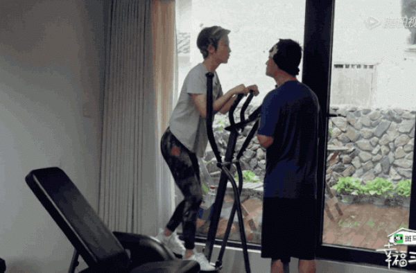 吴京战狼人设崩塌，睡觉都要牵老婆手，网友：哄老婆堪比教科书