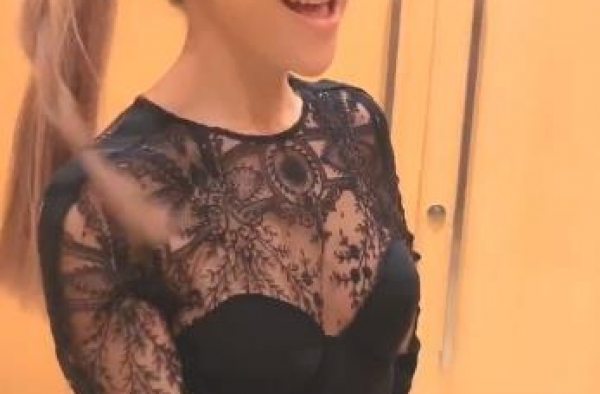 李玟穿低胸透视装热舞，事业线性感迷人，网友：这才叫魔鬼身材