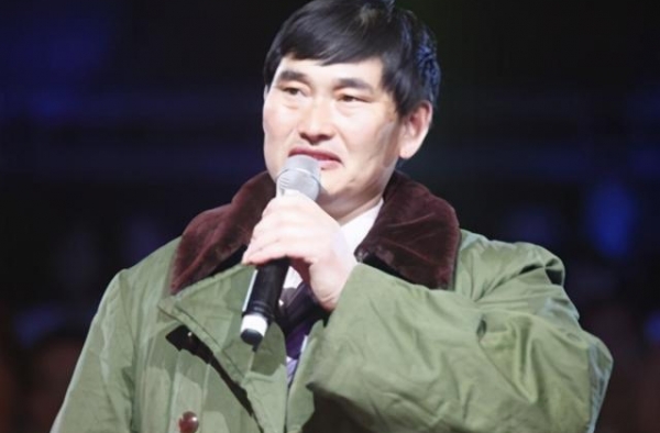 大衣哥女儿拿快递遭群拍，因不配合拍摄，被人直接拽头发