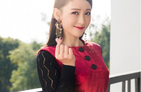 陈乔恩真是敢穿！酒红色裙子搭配粉色短靴，看上去个性十足