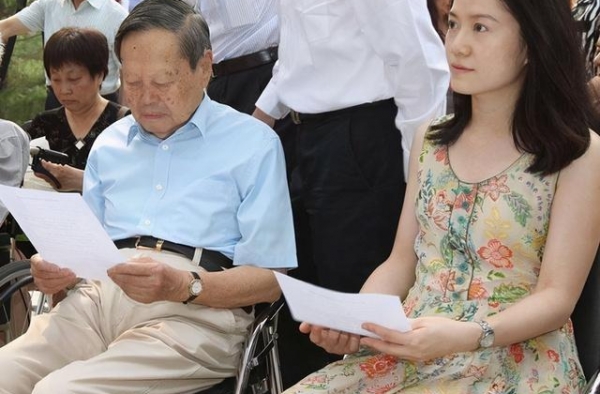 98岁杨振宁现身清华，未见翁帆引争议：不爱是遗憾，爱是磨难
