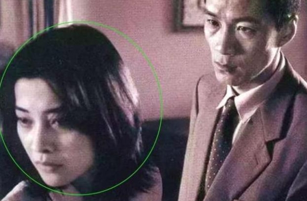 梅婷现实有多邋遢？看清家中照片后，餐厅凌乱得像＂垃圾场＂