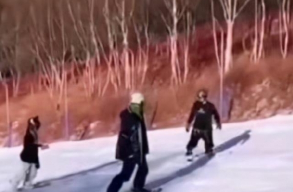 陈伟霆滑雪场录综艺被粉丝偶遇，装扮十分严实，网友：在逃蜡像