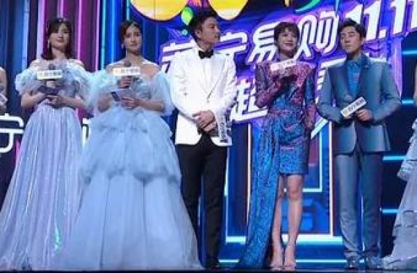 四大卫视晚会女星状态合集：郑爽和伊能静撞脸，宋茜暴露发际线